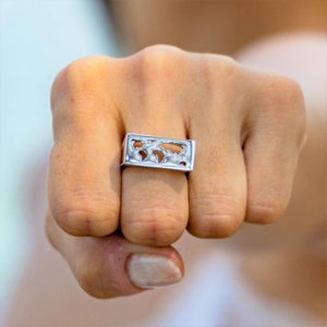Rechteckiger Weltkartenring aus 925er Silber und 18 Karat Weißgold – perfektes Geschenk für jeden Reisenden – Modell Marseille