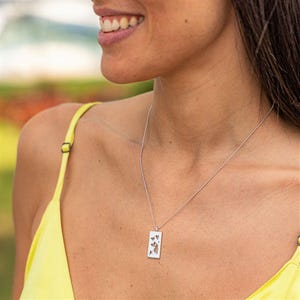 Collar con colgante Mapamundi vertical de Plata 925 y Oro Blanco 18k - Idea de Regalo unisex - Modelo L'avana