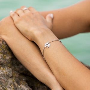 Bracelet en Argent 925 minimal et raffiné avec Carte du Monde - Idéal pour le Voyageur - Modèle Tokyo