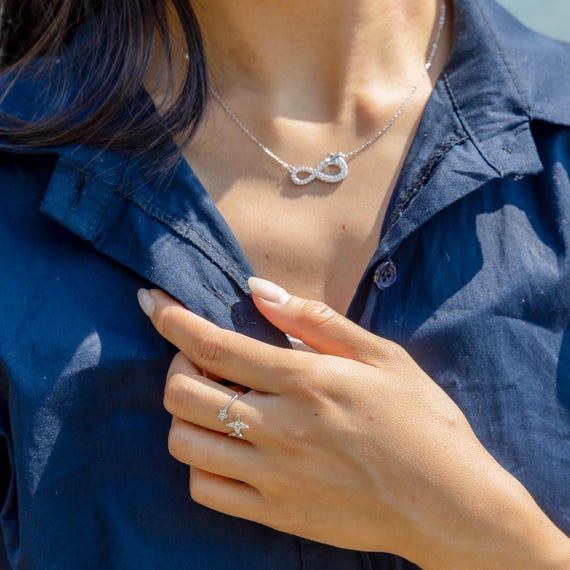 WearTravelers Collana Lisbona Con Aereo E Infinito - Argento 925, Ciondolo Aereo E Simbolo Infinito Con Zirconi, Catenina Regolabile 49+5cm - Idea Regalo Per Viaggiatrice
