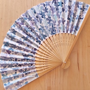 Leque de papel pintado à mão