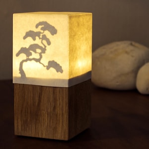 Lampada da posizionare in legno e carta washi in stile giapponese, carta tagliata, lampada realizzata a mano in Francia