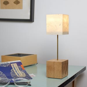 Lampada notturna da tavolo, lampada in stile giapponese, legno, carta washi bianca con fibre, lampada fatta a mano in Francia