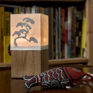 Lampada da tavolo in stile giapponese, carta washi, carta tagliata, lampada realizzata in Francia a mano