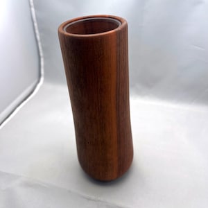 Jarrón de madera de nogal torneado