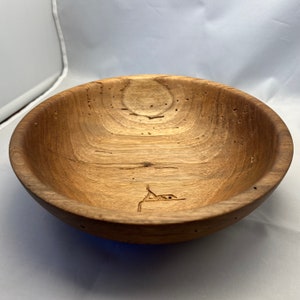 以下が含まれることがあります： 自然な木製の仕上げのウッドボウル。ボウルは丸い形をしていて、表面は滑らかです。ボウルは木でできており、自然な木目があります。
