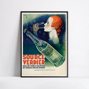 Könnte beinhalten: Vintage-Plakat für das Mineralwasser Source Verdier. Eine Frau in einem weißen Kleid trinkt aus einem Glas, während eine Flasche Source Verdier vor ihr steht. Das Plakat ist in Blautönen, Grün- und Rottönen gehalten.