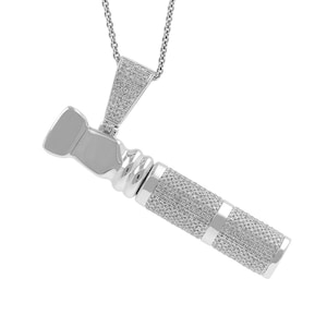 Può includere: Una collana con pendente color argento a forma di pipa. Il pendente è incastonato con piccole pietre scintillanti e pende da una delicata catena. Il design include un bocchino, una camera e un corpo cilindrico.