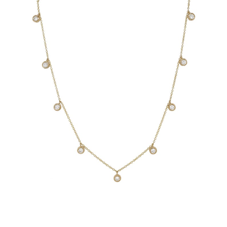 Puede incluir: Un delicado collar de oro con m&uacute;ltiples piedras preciosas redondas y transparentes engastadas en bisel. Las piedras preciosas est&aacute;n espaciadas uniformemente a lo largo de una fina cadena de oro. El collar se muestra sobre un fondo blanco.