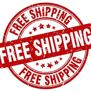 Puede incluir: Un sello circular rojo con las palabras "FREE SHIPPING" en blanco y negrita. El sello tiene un aspecto envejecido y vintage, con el texto dispuesto en un patr&oacute;n circular. Peque&ntilde;as estrellas est&aacute;n colocadas alrededor del centro.