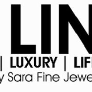 Puede incluir: El logotipo de L LINE, con las palabras LOVE, LUXURY y LIFESTYLE. La marca es de Sara Fine Jewels. El texto es negro sobre un fondo blanco. Las palabras L LINE est&aacute;n en negrita, en una fuente sans-serif.