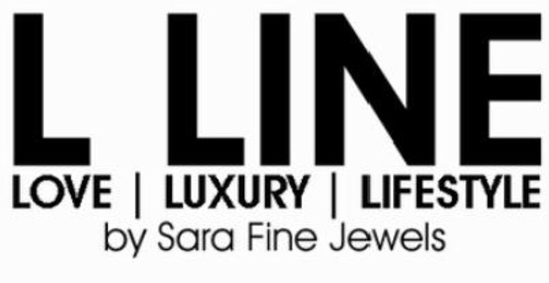 Puede incluir: El logotipo de L LINE, con las palabras LOVE, LUXURY y LIFESTYLE. La marca es de Sara Fine Jewels. El texto es negro sobre un fondo blanco. Las palabras L LINE est&aacute;n en negrita, en una fuente sans-serif.