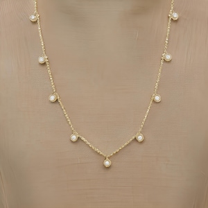 Collar con estación de diamantes y moissanita, engastado en bisel de plata chapada en oro de 14 quilates, diseñado para un look elegante y festivo. Ideal para ella en cualquier ocasión.