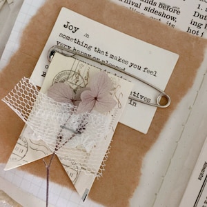 Handgemaakte veiligheidsspeldversiering voor Art & Junk Journaling, scrapbooking en kaarten maken