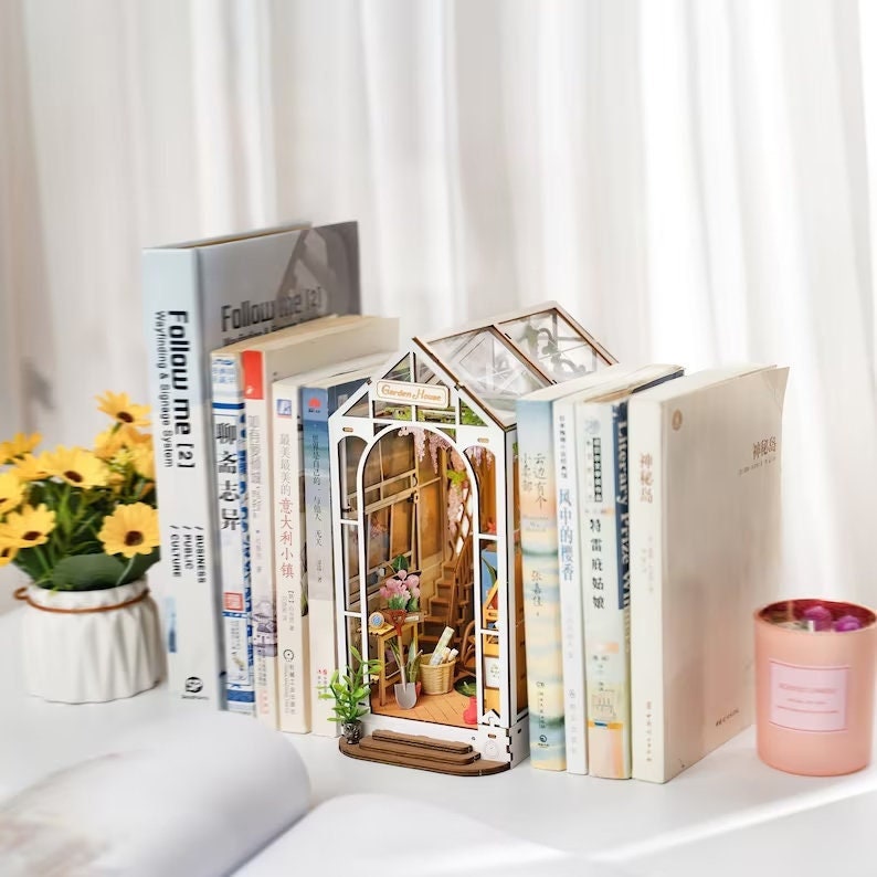 CRIOLPO Livre Nook Kit - DIY Dollhouse Booknook, Livre Nook Miniature Kit  pour Bibliothèque Insert Décor Artisanat pour Adultes Adolescent