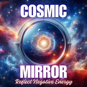 以下が含まれることがあります： 渦巻く銀河が内側にあり、星と星雲に囲まれた宇宙の鏡。上部に「COSMIC MIRROR」、下部に「Reflect Negative Energy」というテキストがあります。