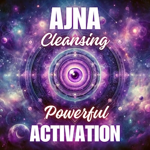 Puede incluir: Un mandala morado y blanco con un gran ojo morado en el centro. El fondo es una galaxia con estrellas y planetas. El texto "AJNA Cleansing Powerful ACTIVATION" está escrito en letras blancas y rosas.
