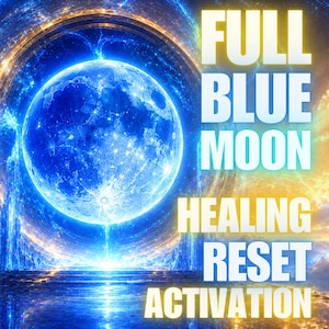 Peut inclure: Œuvre d'art numérique représentant une pleine lune bleue éclatante, entourée de motifs cosmiques tourbillonnants. Les mots "FULL BLUE MOON HEALING RESET ACTIVATION" sont dans une police lumineuse, sur fond céleste.