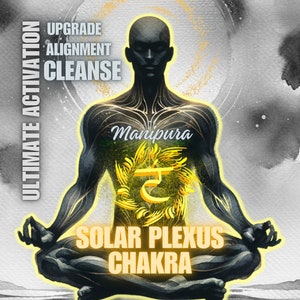 Puede incluir: Una ilustración en blanco y negro de una persona sentada en una postura meditativa con un símbolo amarillo del chakra del plexo solar en el centro de su pecho. El texto "Manipura" y "Chakra del plexo solar" está escrito debajo del símbolo. El texto "Upgrade Alignment Cleanse" está escrito en el lado izquierdo de la imagen. El texto "Ultimate Activation" está escrito verticalmente en el lado izquierdo de la imagen.