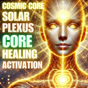 Puede incluir: Una taza de cerámica blanca con asa negra y el texto "But First, Coffee" en negrita negra. La taza se encuentra sobre un fondo borroso, sugiriendo un ambiente acogedor.