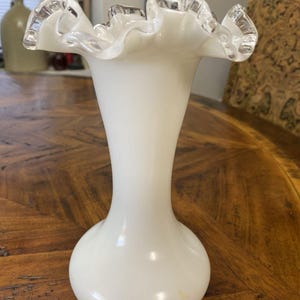 Vintage 1950er Jahre weiß silberne Crest Vase Silber Crest Vase gekräuselter Rand