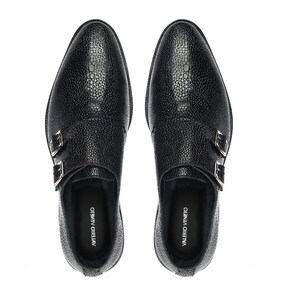K&ouml;nnte beinhalten: Ein Paar schwarze Doppel-Monk-Schuhe aus Leder mit strukturierter Oberfl&auml;che. Die Schuhe haben silberne Schnallen und der Markenname "VALERIO VENETO" ist auf der Innenseite jedes Schuhs aufgedruckt.