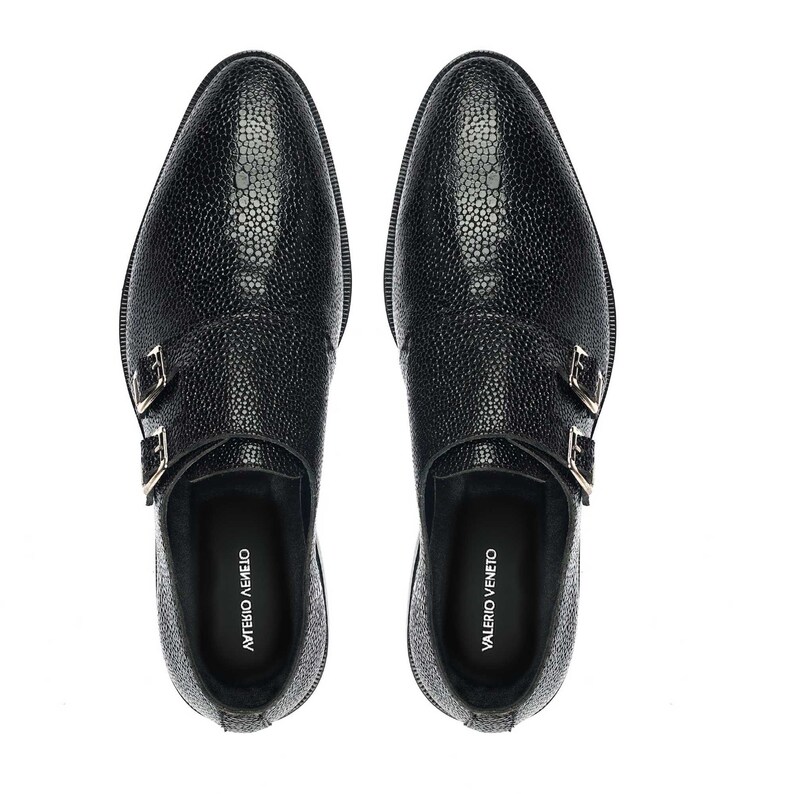 K&ouml;nnte beinhalten: Ein Paar schwarze Doppel-Monk-Schuhe aus Leder mit strukturierter Oberfl&auml;che. Die Schuhe haben silberne Schnallen und der Markenname "VALERIO VENETO" ist auf der Innenseite jedes Schuhs aufgedruckt.