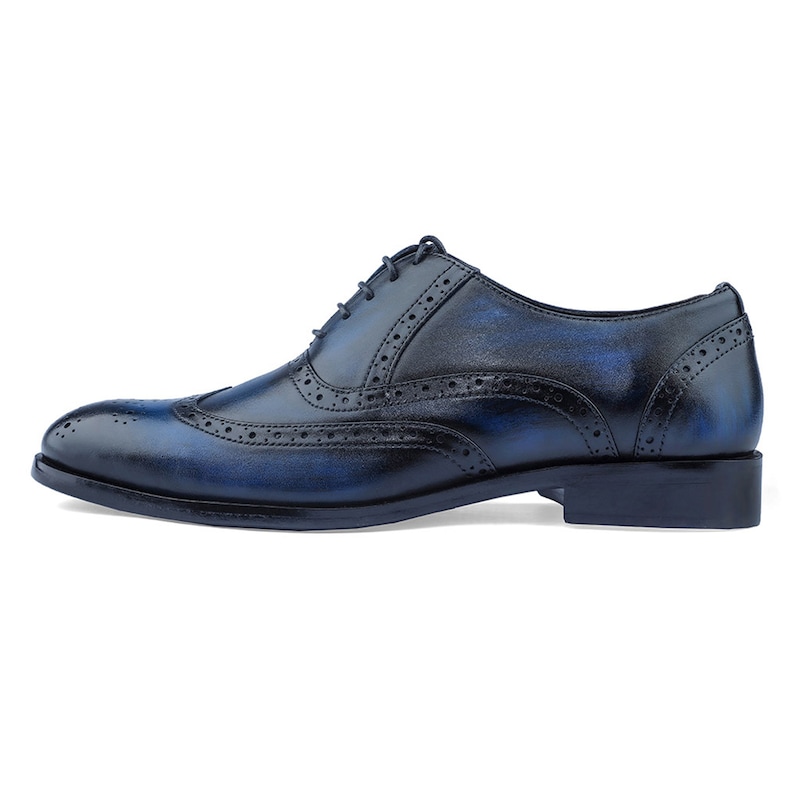 Puede incluir: Zapatos oxford de cuero azul con puntera de brogue y cierre de cordones.