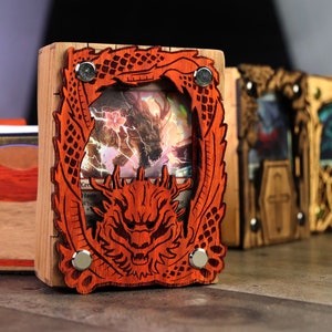 Niestandardowe pudełko na karty EDH z wymienną ramką - z łatwością pomieści 100 kart w podwójnych koszulkach do gry Magic the Gathering i innych gier karcianych TCG