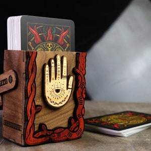 Caja de madera para cartas del tarot elaborada con especies mixtas y con elección de símbolo