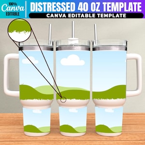 Può includere: Tre modelli di bicchieri da 1,18 litri con un design paesaggistico con colline verdi, cieli blu e nuvole bianche. Ogni bicchiere ha un manico bianco, un coperchio argentato e una cannuccia argentata. Il testo "DISTRESSED 40 OZ TEMPLATE" e "CANVA EDITABLE TEMPLATE" è visualizzato.