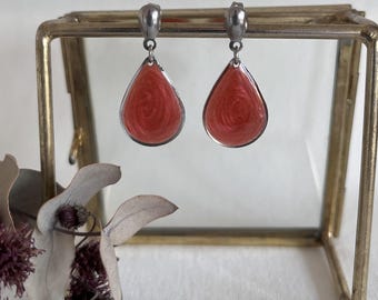 Bordeaux of donkerrode oorbellen in druppelvorm aan zilveren of gouden RVS oorstekers