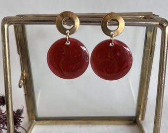 Strakke ronde bordeauxrode of donkerrode oorbellen van resin
