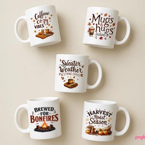 Puede incluir: Cinco tazas de cerámica blanca con diseños temáticos de otoño. Una taza dice "Caffeine cozy vibes", otra dice "Mugs & hugs Season", una tercera dice "Sweater Weather & Strong Coffee", una cuarta dice "Brewed for Bonfires" y la última dice "Harvest Roast Season".