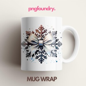 Puede incluir: Taza de cerámica blanca con un diseño de copo de nieve y lazo. El copo de nieve tiene detalles en marrón, azul y negro. La taza tiene el texto "MUG WRAP" en la parte inferior y "pngfoundry." en la parte superior.