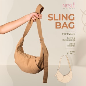 Può includere: Una borsa a tracolla beige con una lunga tracolla regolabile, tenuta da una persona. L'immagine mostra anche tre borse più piccole di diversi colori e un disegno a tratto di una borsa a tracolla. Il testo sull'immagine recita "SLING BAG" e "PDF Pattern + Sewing Instructions + Video Tutorial".