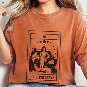 Shirt CAT LADY T-shirt Geschenk Tarot Katze Shirt Witchy Katze T-Shirt für Neue Katzenmutter Geschenk Schwarze Katze Komfort Farbe T-Shirt Hexe Geschenk Tee Tarot-Liebhaber