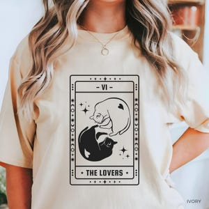 Tee-shirt amoureux des tarots, t-shirt chat sorcier, cadeau maman chat, t-shirt, carte amoureux, t-shirt tarot, cadeau femme chat fou, couleurs confort, t-shirt amoureux des chats