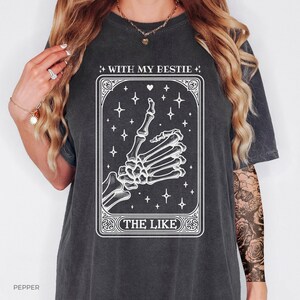 T-shirt tarot bestie shirt skelet tarot T-shirt cadeau voor heks shirt BFF tarot minnaar cadeau beste vriend bijpassende reizende shirt Witchy Vibe Tee