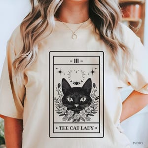 Tarot CAT LADY T Shirt Witchy Geburtstagsgeschenk für schwarze Katzenmutter Tshirt Geschenk Crazy Cat Lady T-Shirt Lustige Tarot-Karte Tee Komfort Farben Katzen