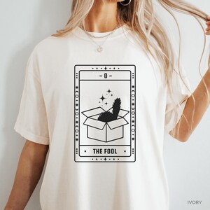Tarot-Katze-T-Shirt Witchy Katzen-Liebhaber-Geschenk Tarot der Narr-Karte-T-Stück Lustige Katzen-Personengeschenk schwarze Katzen-Kleidung Witchy Katzen-Lady T-Shirt Tarot-Katze