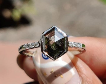 Anillo de compromiso de oro blanco de 18 quilates con diamantes de sal y pimienta hexagonales de 1,51 quilates.