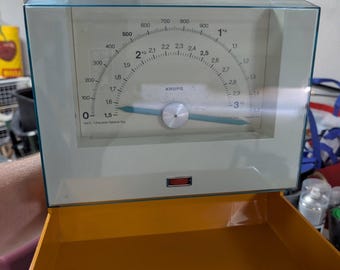 Balanza de cocina mecánica Krups vintage de 3 kg — Diseño analógico retro — Decoración de mediados de siglo y ayudante de repostería precisa