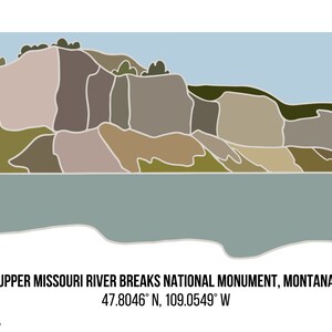 Puede incluir: Una ilustración estilizada de un acantilado con una formación rocosa en capas multicolores. El acantilado se refleja en un cuerpo de agua en la parte inferior de la imagen. El texto "UPPER MISSOURI RIVER BREAKS NATIONAL MONUMENT, MONTANA 47.8046° N, 109.0549° W" está en la parte inferior de la imagen.
