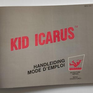 Può includere: Un manuale di istruzioni grigio per il videogioco Kid Icarus. La copertina presenta il titolo del gioco in testo rosso e una piccola illustrazione di un personaggio che cade in acqua. Il testo "Adventure Series" è incluso.