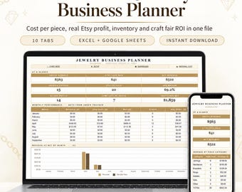 Pode incluir: Um planejador de negócios digital para fabricantes de joias exibido na tela de um laptop e smartphone. A interface apresenta tabelas para receitas, taxas do Etsy, lucro líquido e controle de estoque em tons de dourado e branco.