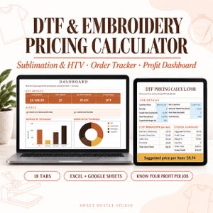 Peut inclure: Un calculateur de prix numérique pour DTF et broderie affiché sur un écran d'ordinateur portable et une tablette. L'interface présente un tableau de bord avec des indicateurs clés, des graphiques de revenus et une analyse détaillée des coûts.