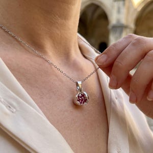Collar de granada con cadena de acero inoxidable, colgante con dije de gema roja, collar de frutas en oro o plata, delicado regalo de joyería para el día a día para ella.