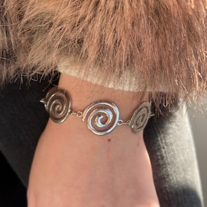 Pulsera de acero inoxidable en espiral, resistente al deslustre y al agua. Cadena moderna con eslabones en espiral. Pulsera minimalista ajustable. Joyería bohemia única.