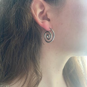 Pendientes minimalistas de aro en espiral, pendientes llamativos de plata con forma de remolino, aguja de cobre, joyería geométrica moderna, regalo para ella.